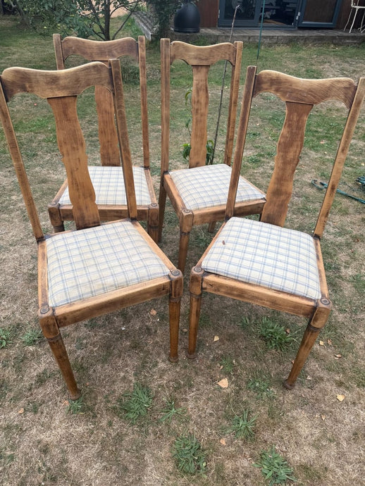 Set of 4 wooden dining chairs